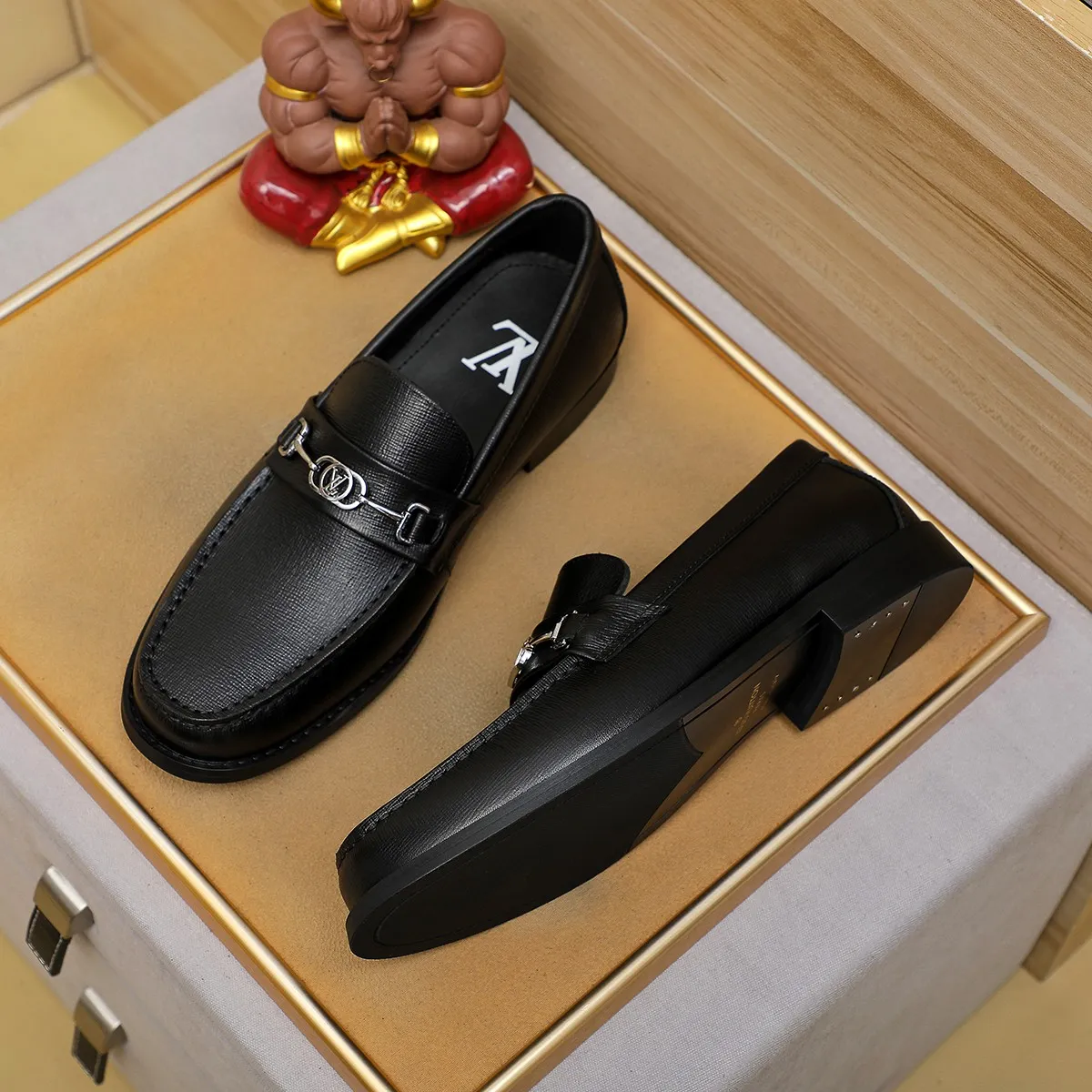 Men's shoes 460 💰 Louis Vuitton LV ® 🆕 model 🔛 full shoe counter, first layer cowhide, 🐂leather lining casual shoes for men, super soft outsole, a must-have for driving. Synchronized with the counter, original first layer cowhide, completely 1:1 mold customization 🌹 top version, color optional! Number: 38-44 (45.46 customized)